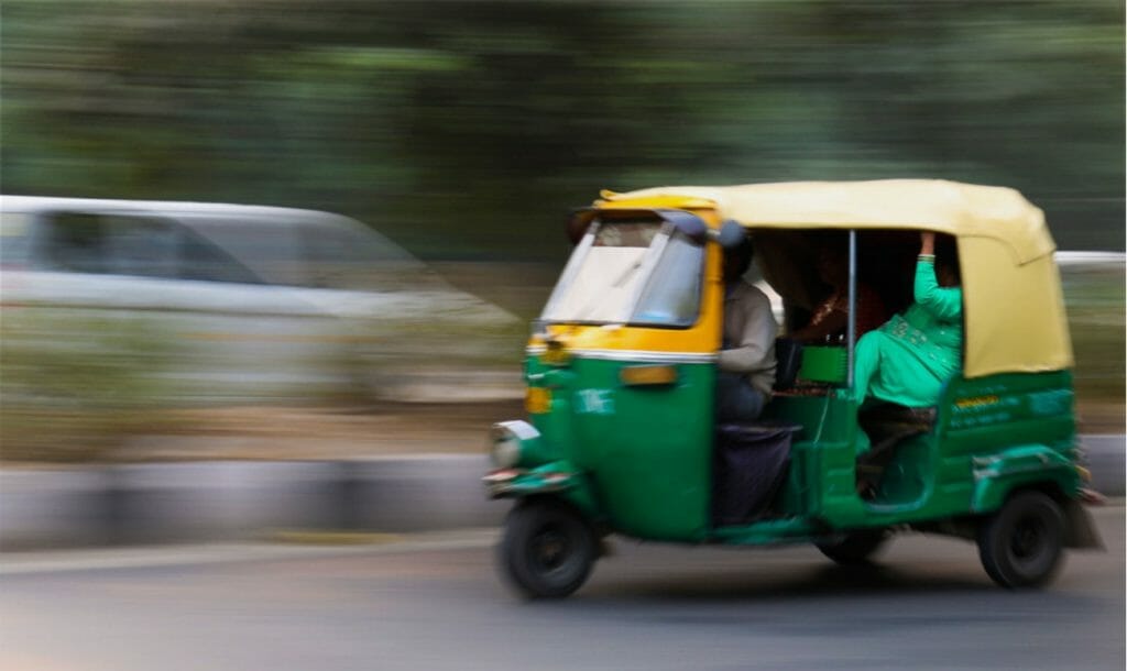 लड़की का मददगार बना ऑटो ड्राईवर