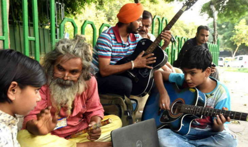 मुफ्त में म्यूजिक की तालीम देता है ‘गिटार राव’