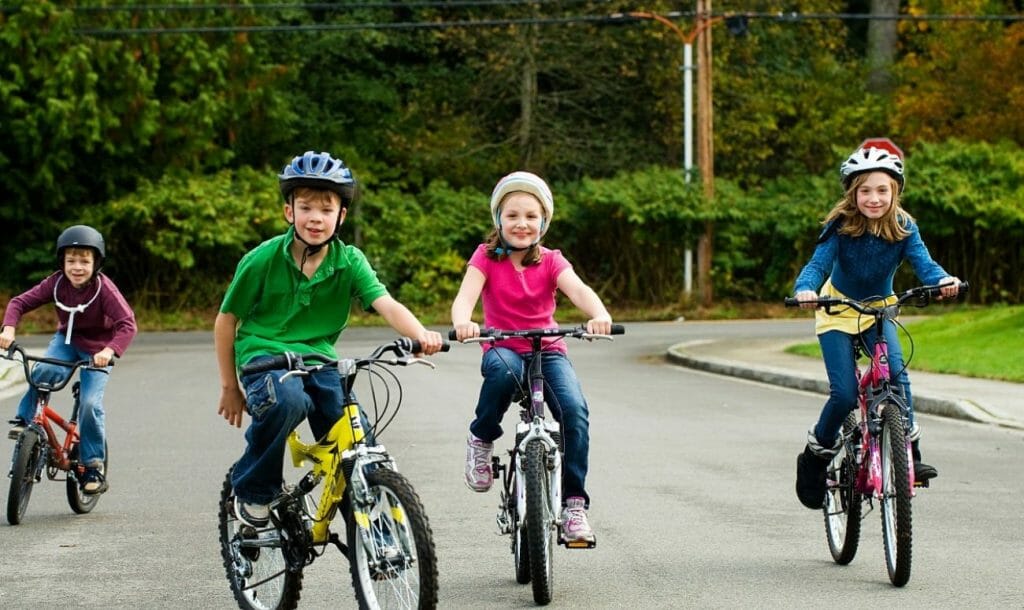 वॉकिंग और साइकिलिंग से बच्चे रहेंगे फिट