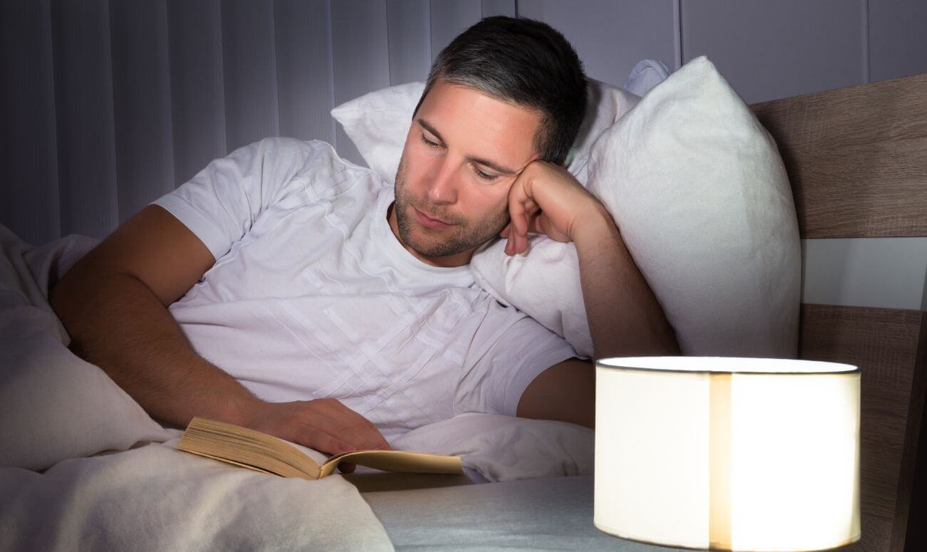 रात को किताब पढ़ने से आती है अच्छी नींद