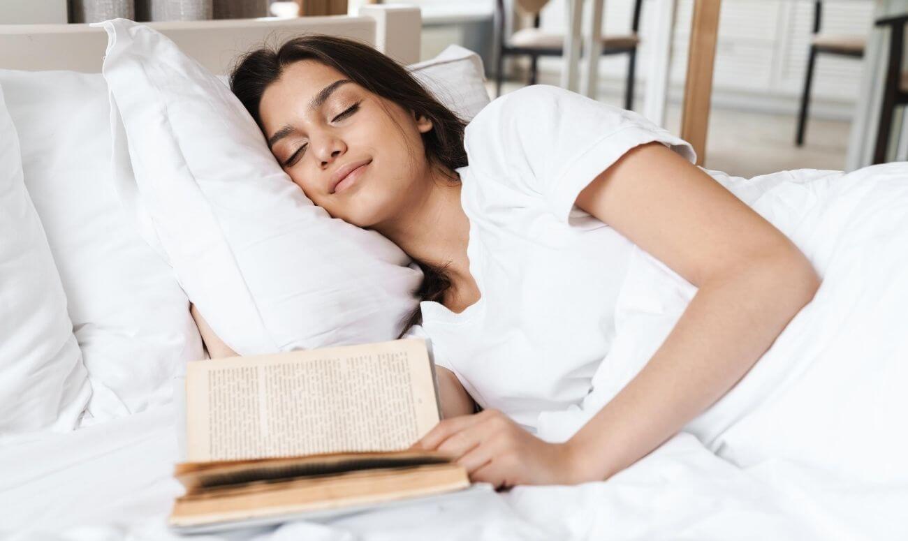 सोते समय किताब पढ़ने से आती है नींद जल्दी 