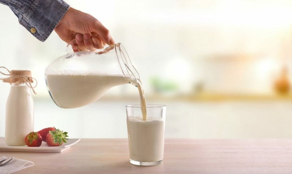दूध के साथ भूलकर भी न खाएं ये 6  चीज़ें