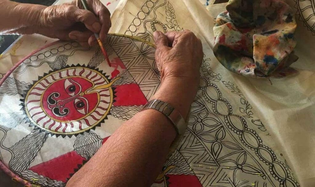 100 साल की दादी मां ने अपनी कला से बनाई पहचान