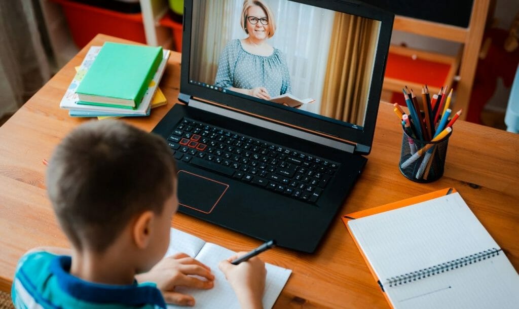Setting Up A Healthy Distance Learning Space For Your Child