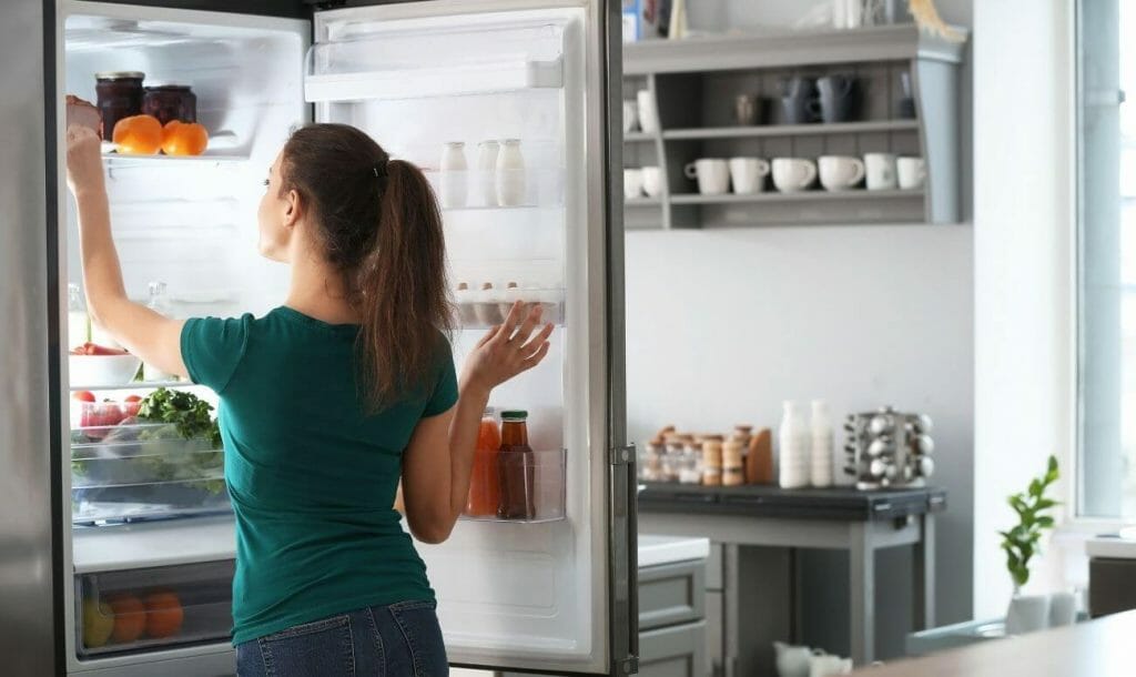 फ्रिज में कभी न रखें खाने की ये 7 चीज़ें