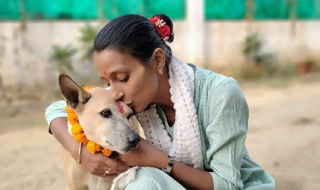 बेजुबानों की ‘डॉग मदर’ कहलाती है नोएडा की कावेरी