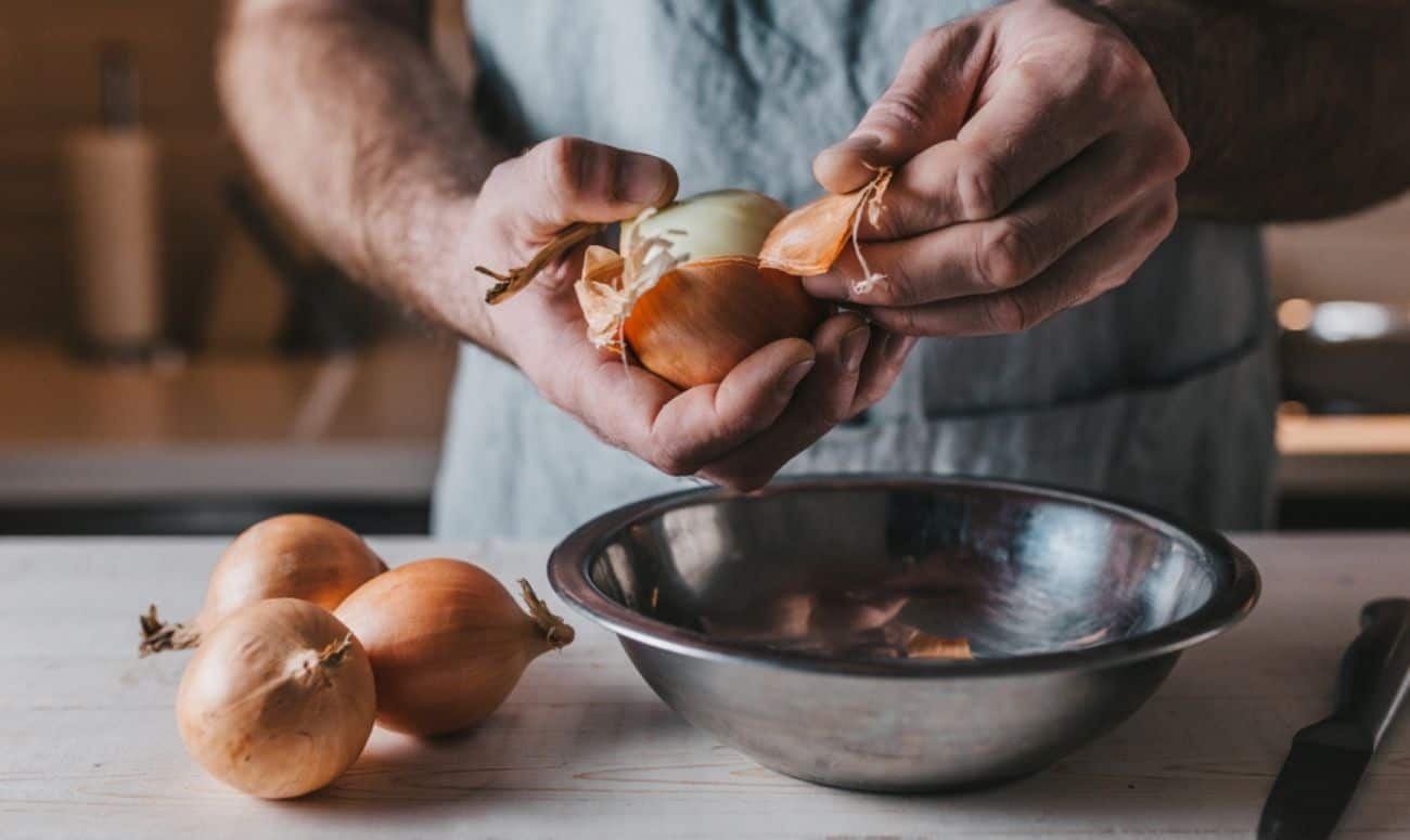 How To Make Zero-Budget, Organic Fertilisers From Onion Peels 