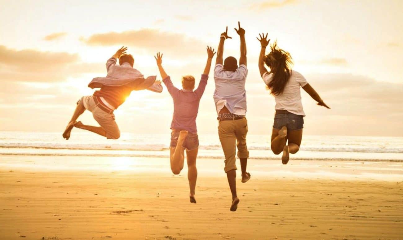 friends
happy people
beach