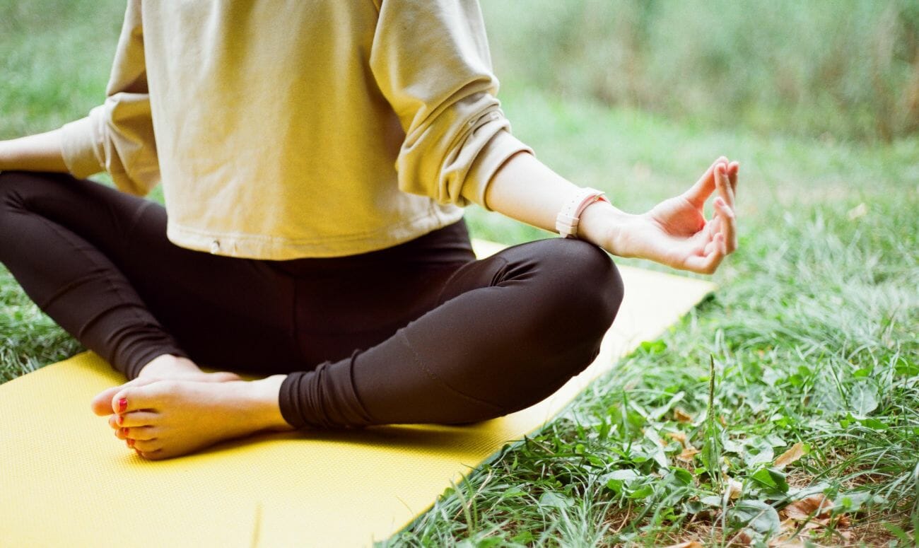 7 maneiras que a meditação pode ajudar a gerenciar o estresse dentro da imagem