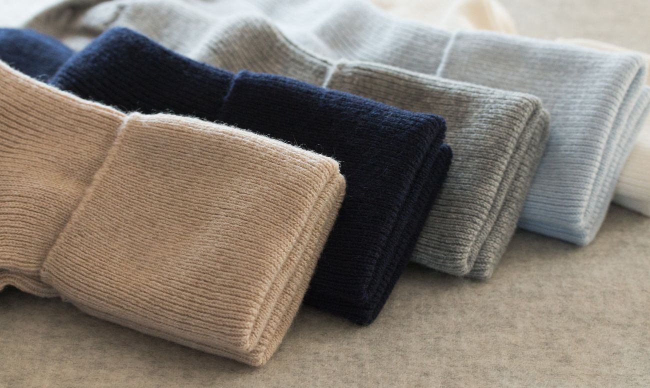 wearing-socks-to-bed-for-better-sleep-cashmere-socks-image