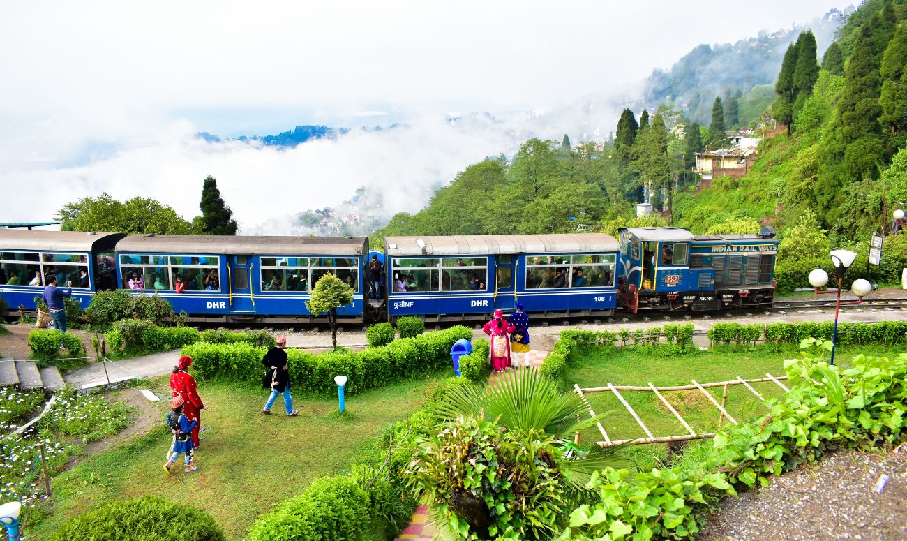 world-heritage-day-mountain-railways-darjeeling-image